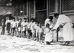 1950年头，位于天坛的中央防疫处（pg电子集团中国生物北京生物制品研究所前身）为儿童接种疫苗